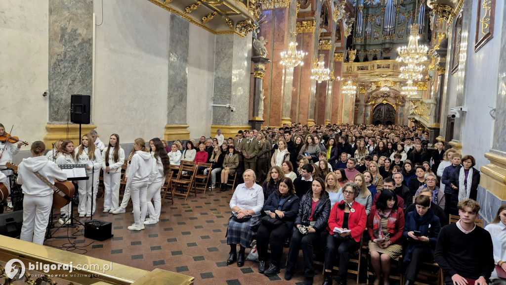 Maryja - Matka nadziei: Maturzyści z Biłgoraja i regionu na Jasnej Górze