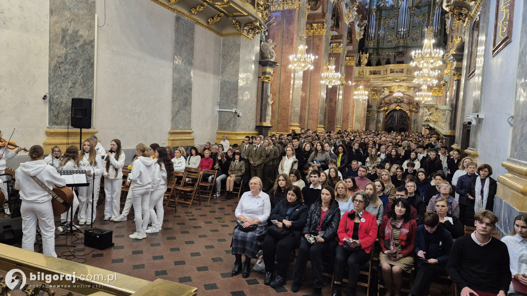Maryja - Matka nadziei: Maturzyści z Biłgoraja i regionu na Jasnej Górze