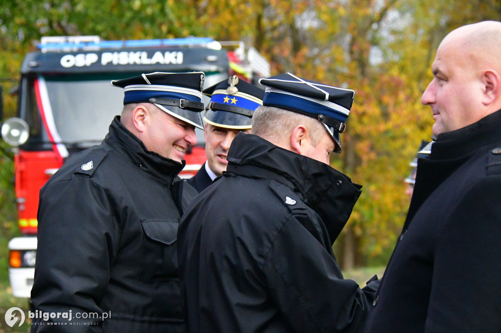 Jest radość w OSP Pisklaki. Jednostka ma nowy bojowy wóz
