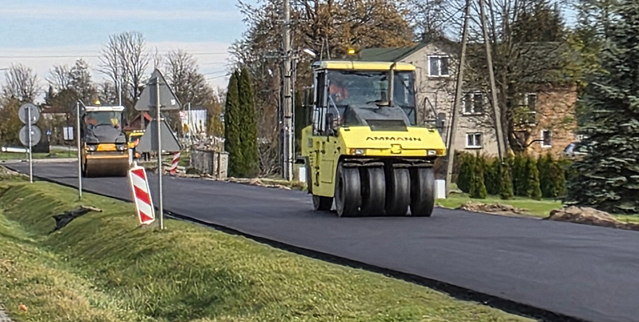 Na drodze powiatowej leja asfalt