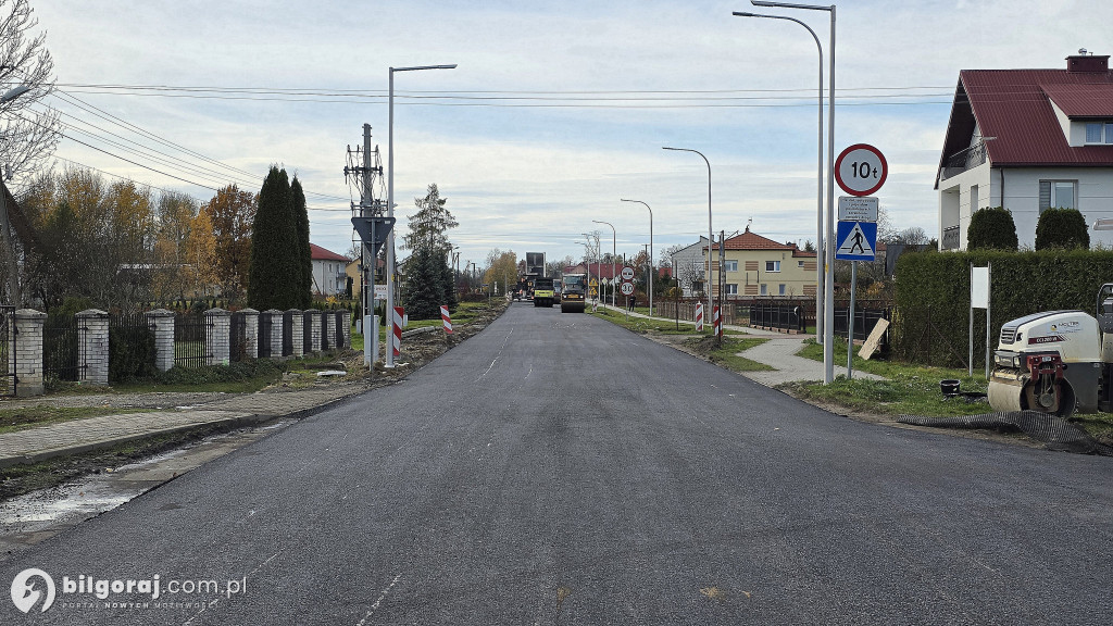 Na drodze powiatowej leja asfalt