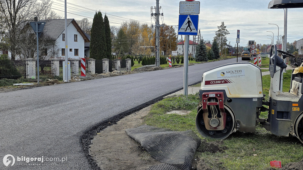 Na drodze powiatowej leja asfalt