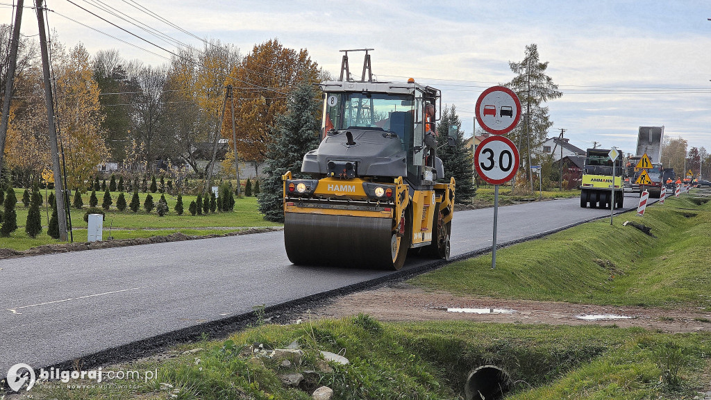 Na drodze powiatowej leja asfalt