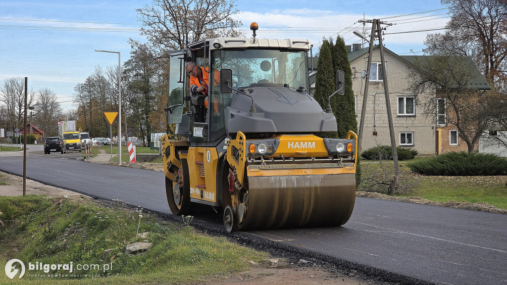 Na drodze powiatowej leja asfalt