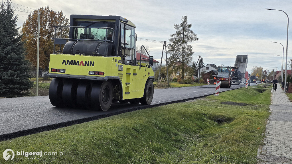 Na drodze powiatowej leja asfalt