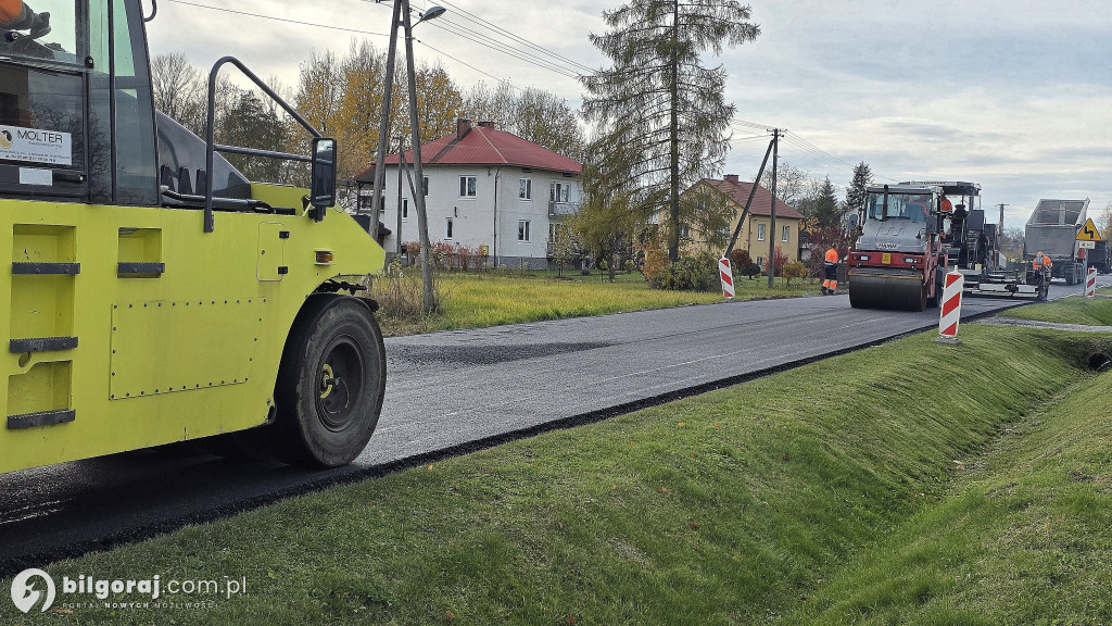 Na drodze powiatowej leja asfalt