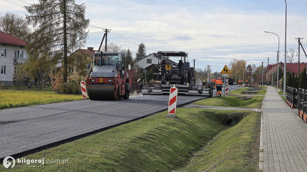 Na drodze powiatowej leja asfalt