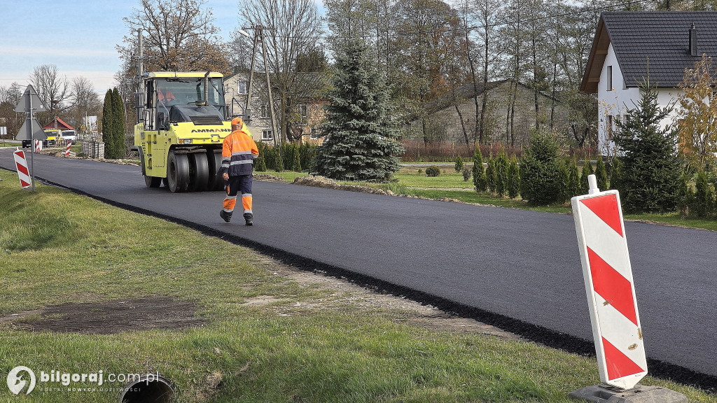 Na drodze powiatowej leja asfalt