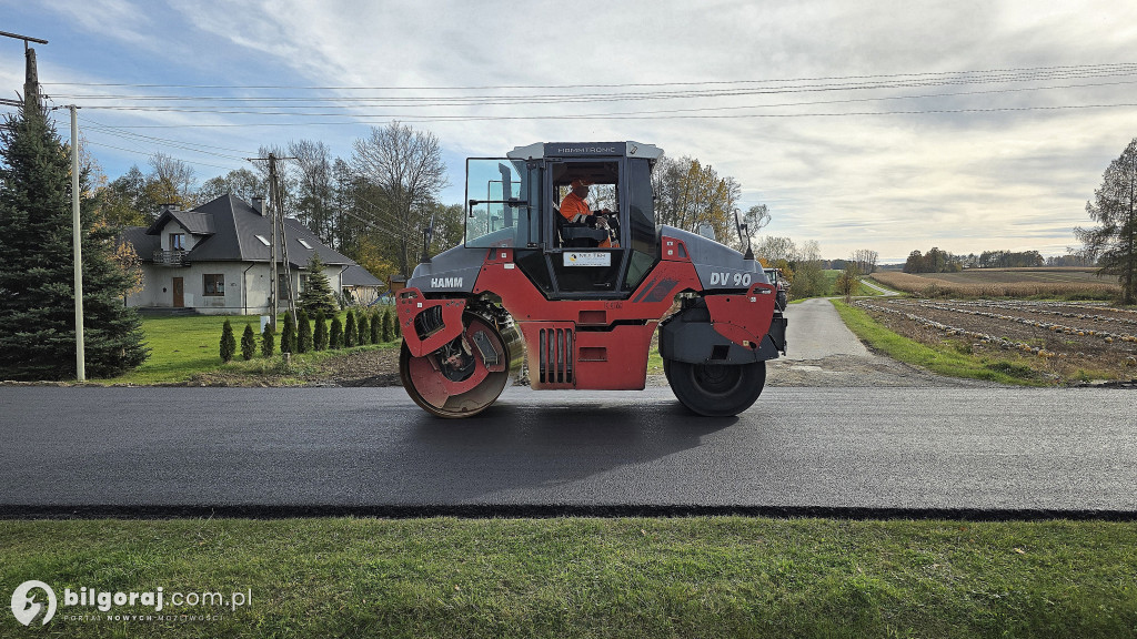 Na drodze powiatowej leja asfalt