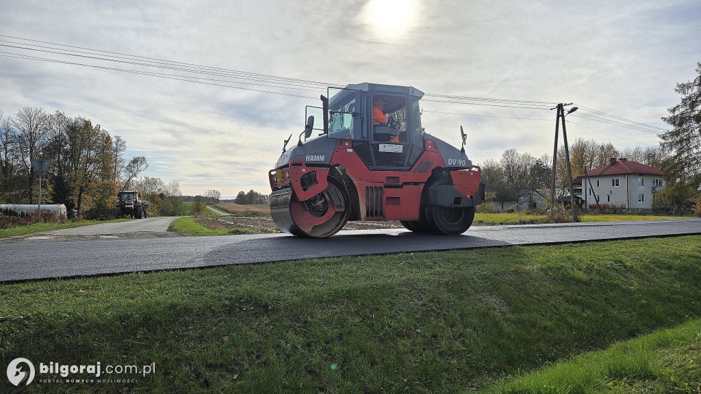 Na drodze powiatowej leja asfalt