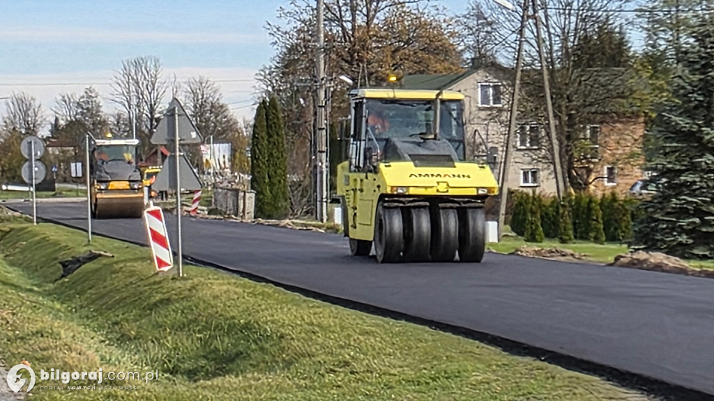 Na drodze powiatowej leja asfalt