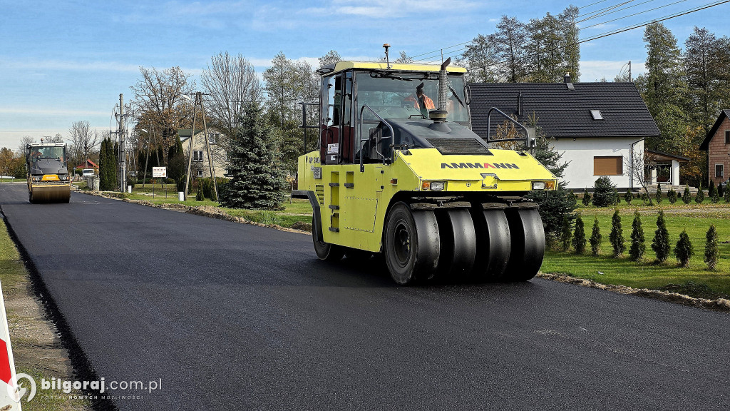 Na drodze powiatowej leja asfalt