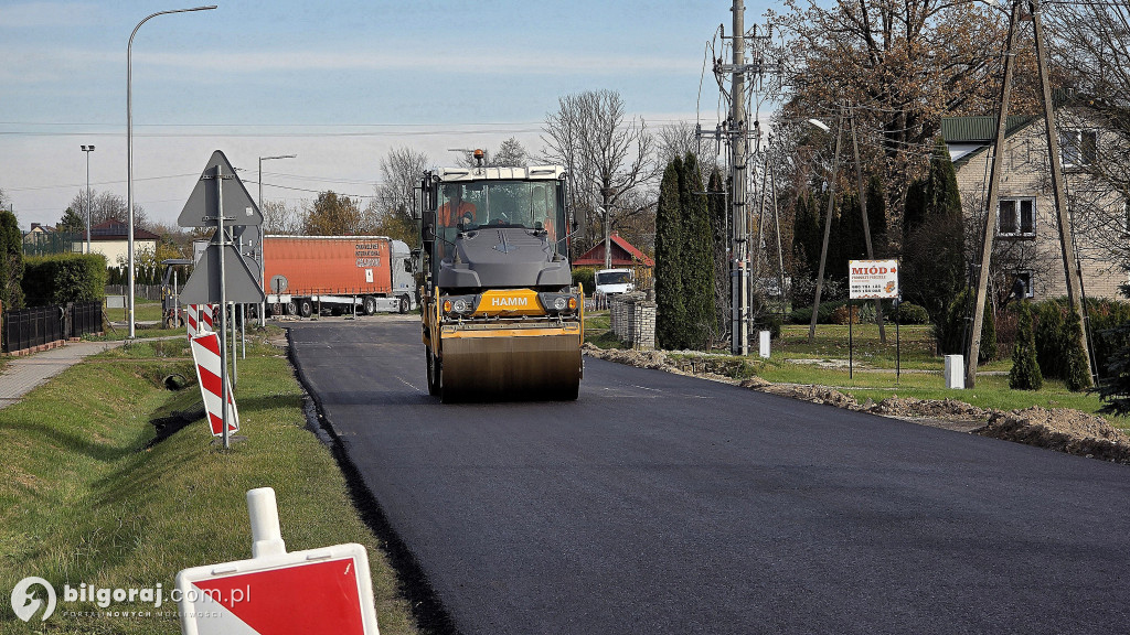 Na drodze powiatowej leja asfalt