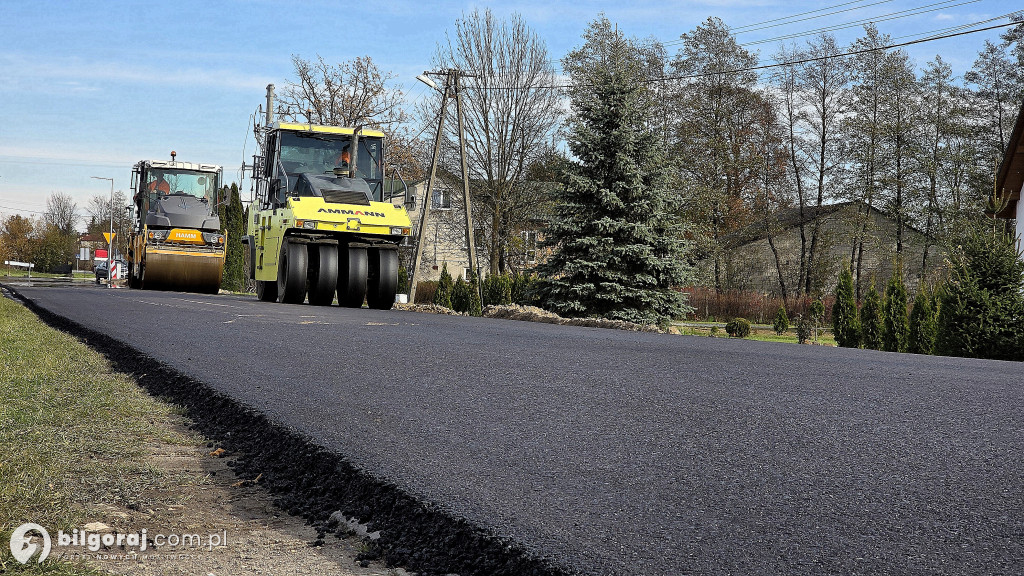 Na drodze powiatowej leja asfalt