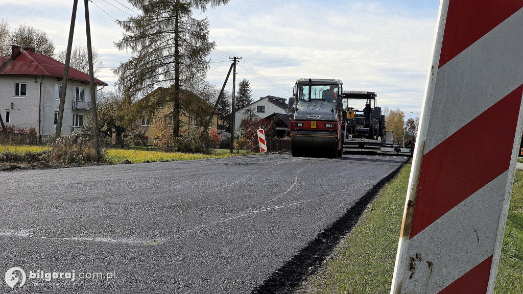 Na drodze powiatowej leja asfalt