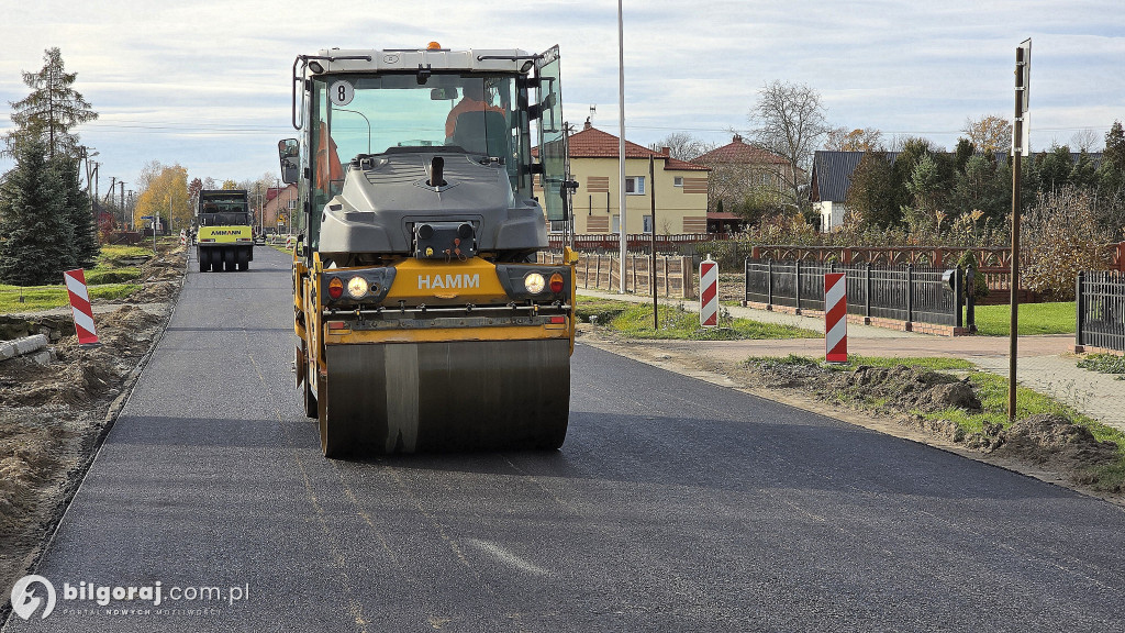Na drodze powiatowej leja asfalt