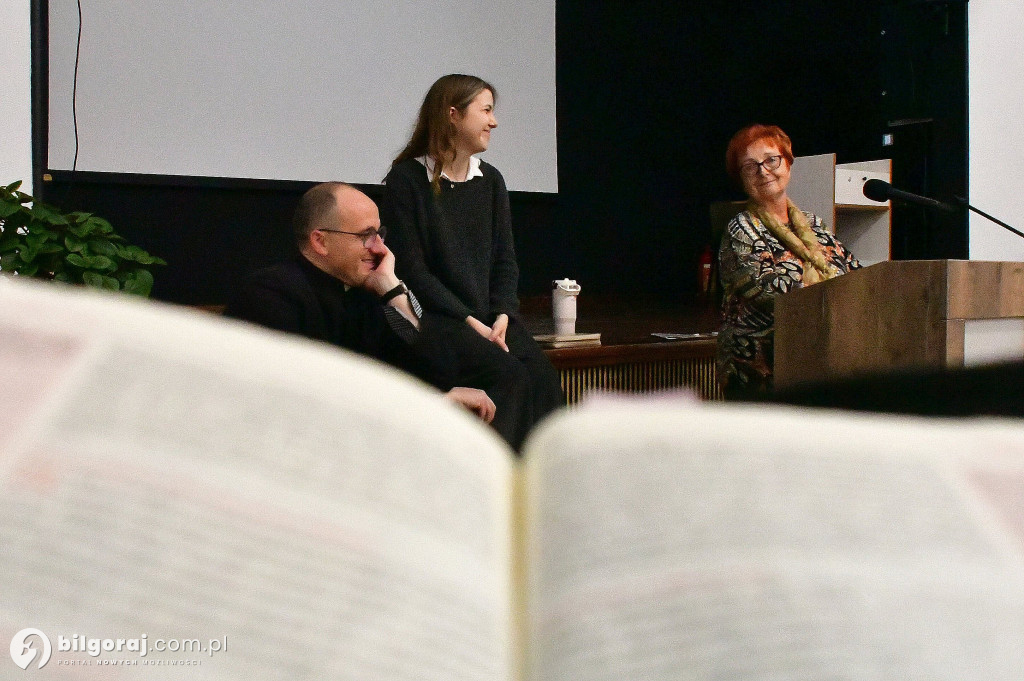 Aktorka uczyła czytać publicznie Pismo Święte