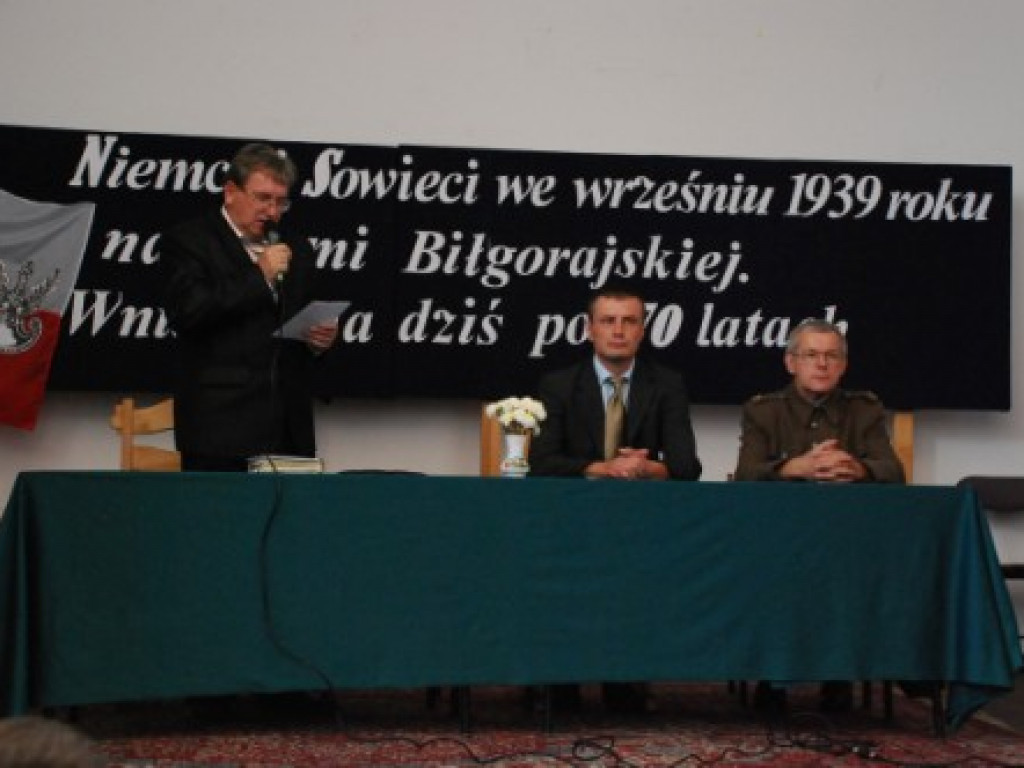 Z pokoleń trudu, z ofiarnej krwi, zwycięskiej chwały nadejdą dni