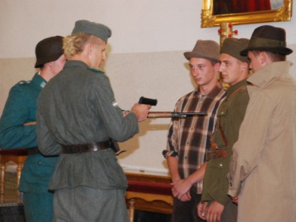 Z pokoleń trudu, z ofiarnej krwi, zwycięskiej chwały nadejdą dni