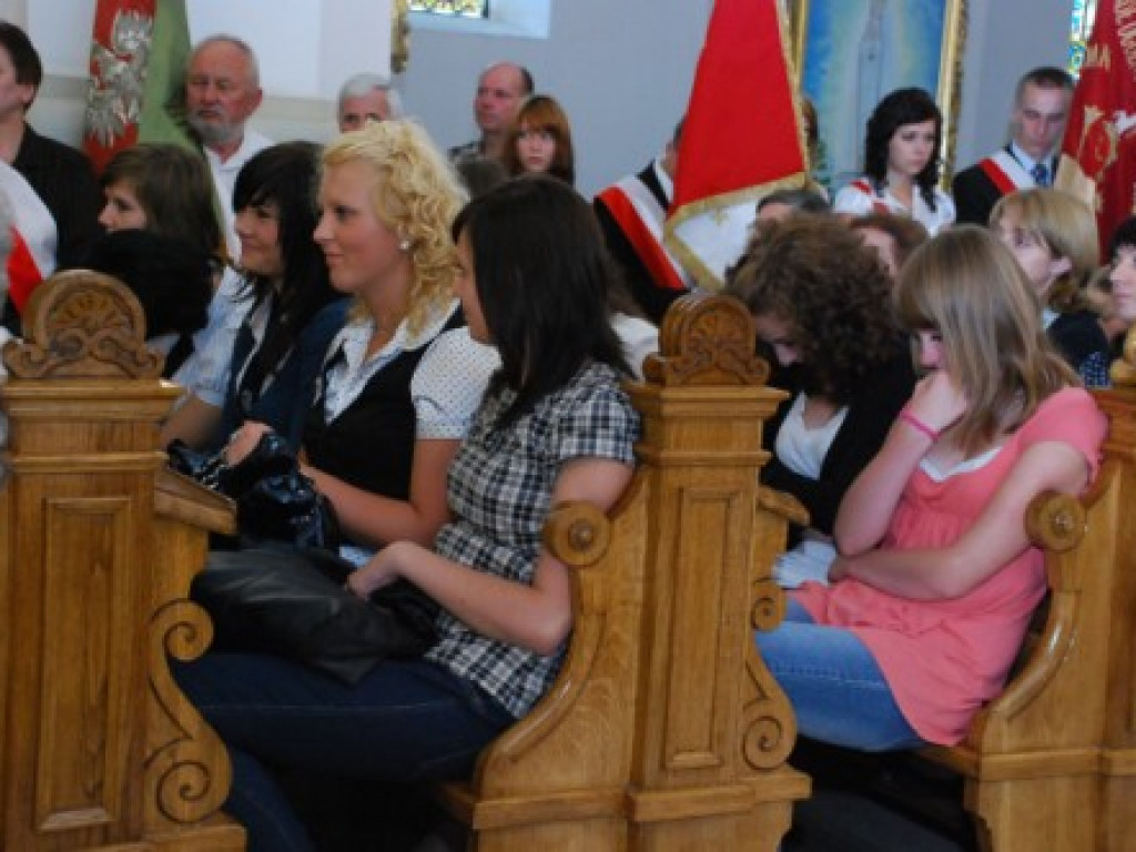 Z pokoleń trudu, z ofiarnej krwi, zwycięskiej chwały nadejdą dni