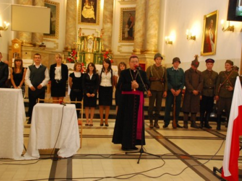 Z pokoleń trudu, z ofiarnej krwi, zwycięskiej chwały nadejdą dni