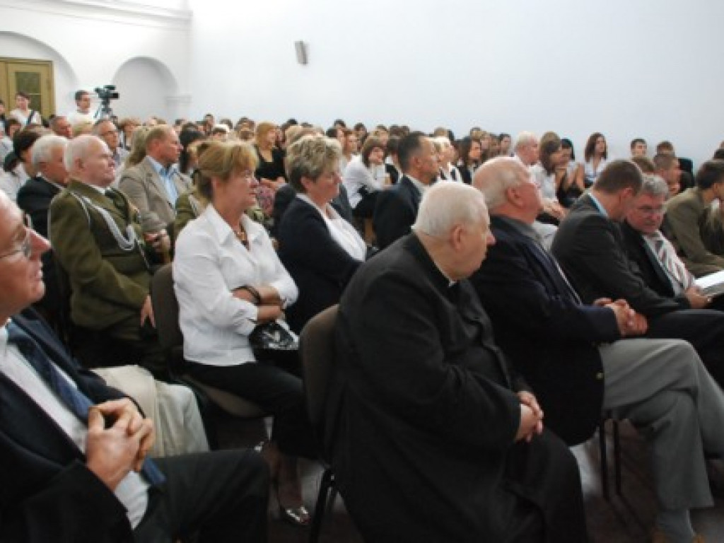 Z pokoleń trudu, z ofiarnej krwi, zwycięskiej chwały nadejdą dni