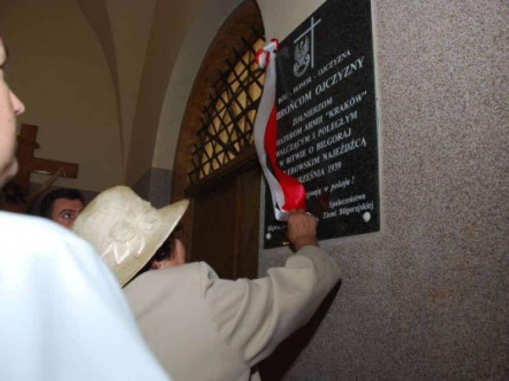 Z pokoleń trudu, z ofiarnej krwi, zwycięskiej chwały nadejdą dni