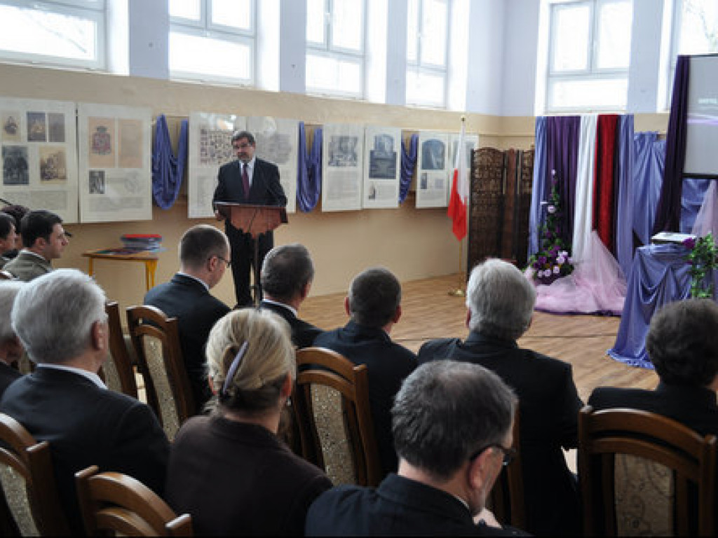 Umarłych wieczność dotąd trwa, dokąd pamięcią się Im płaci