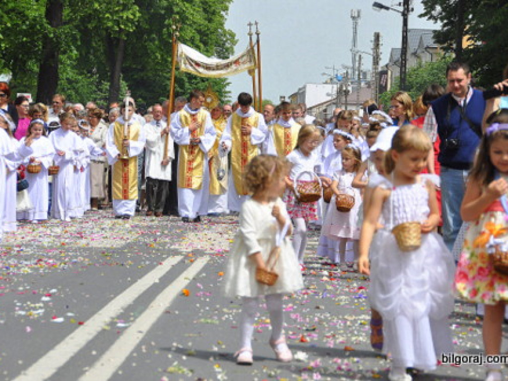 Biłgorajanie manifestują swą wiarę. Tysiące ludzi na procesjach Bożego Ciała (FOTO, VIDEO)