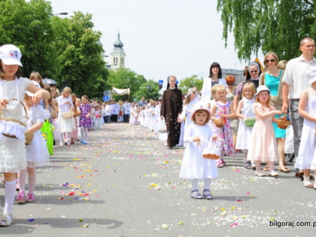 Biłgorajanie manifestują swą wiarę. Tysiące ludzi na procesjach Bożego Ciała (FOTO, VIDEO)
