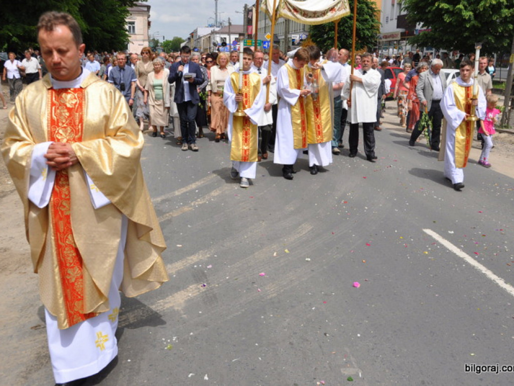 Biłgorajanie manifestują swą wiarę. Tysiące ludzi na procesjach Bożego Ciała (FOTO, VIDEO)