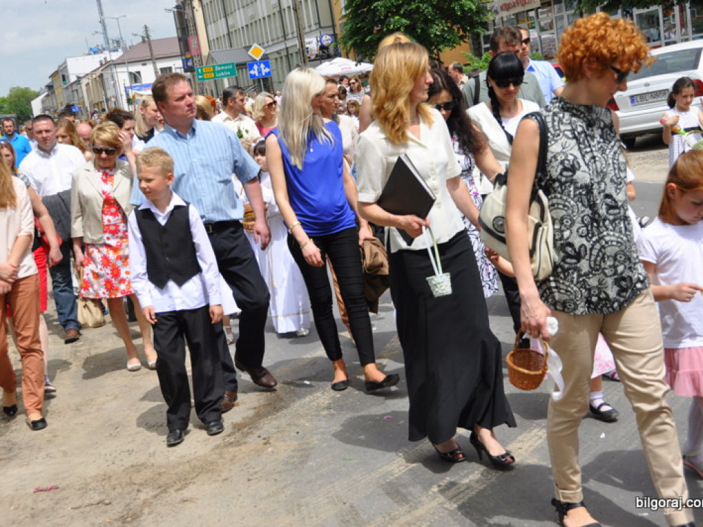 Biłgorajanie manifestują swą wiarę. Tysiące ludzi na procesjach Bożego Ciała (FOTO, VIDEO)