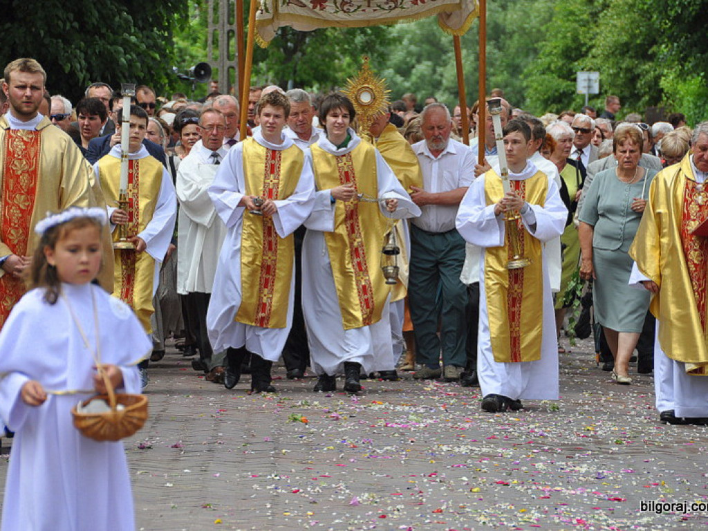 Biłgorajanie manifestują swą wiarę. Tysiące ludzi na procesjach Bożego Ciała (FOTO, VIDEO)