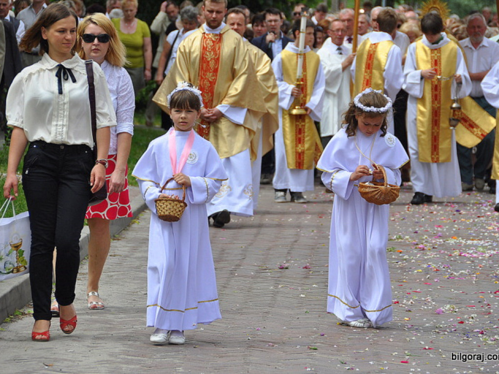 Biłgorajanie manifestują swą wiarę. Tysiące ludzi na procesjach Bożego Ciała (FOTO, VIDEO)