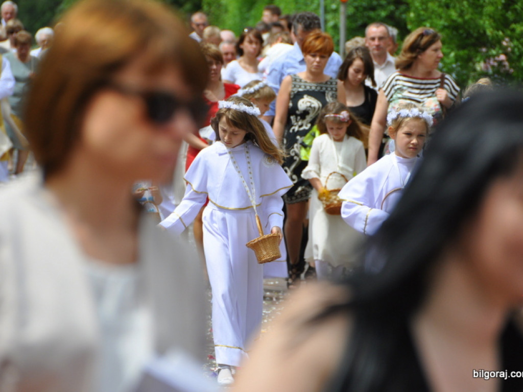 Biłgorajanie manifestują swą wiarę. Tysiące ludzi na procesjach Bożego Ciała (FOTO, VIDEO)