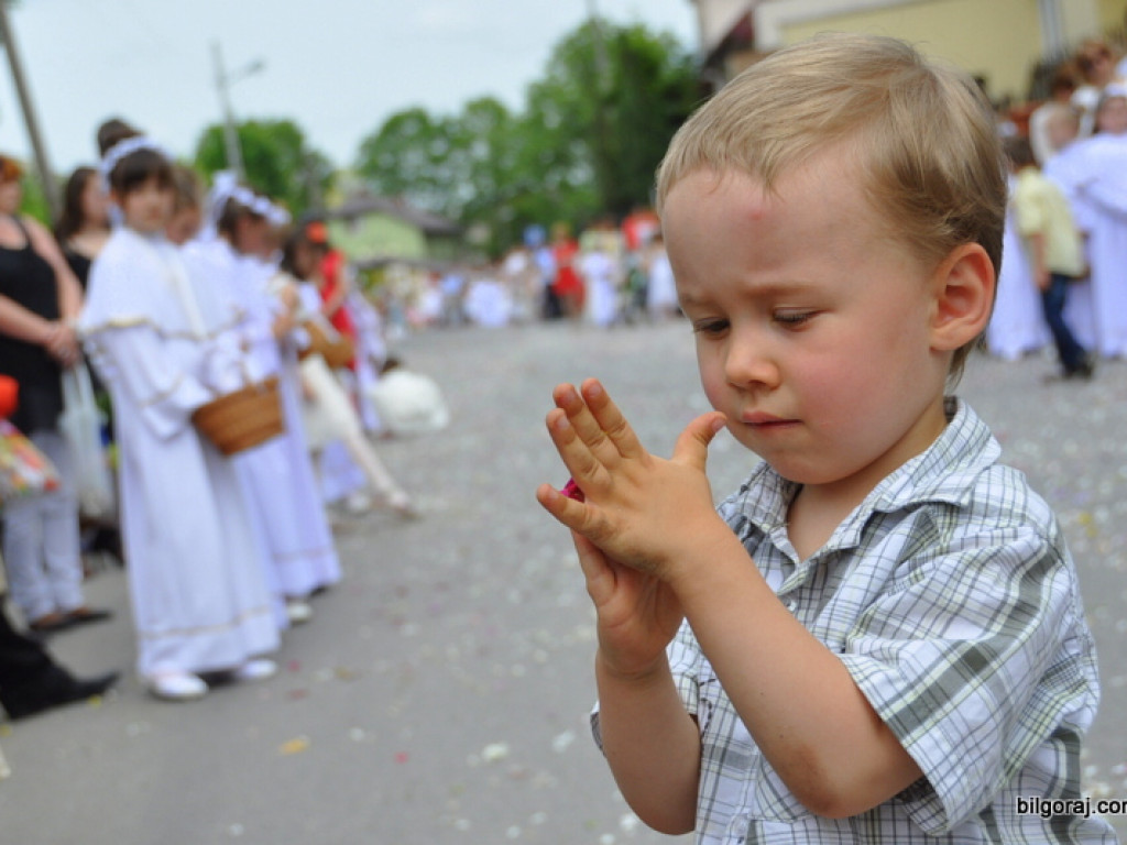 Biłgorajanie manifestują swą wiarę. Tysiące ludzi na procesjach Bożego Ciała (FOTO, VIDEO)