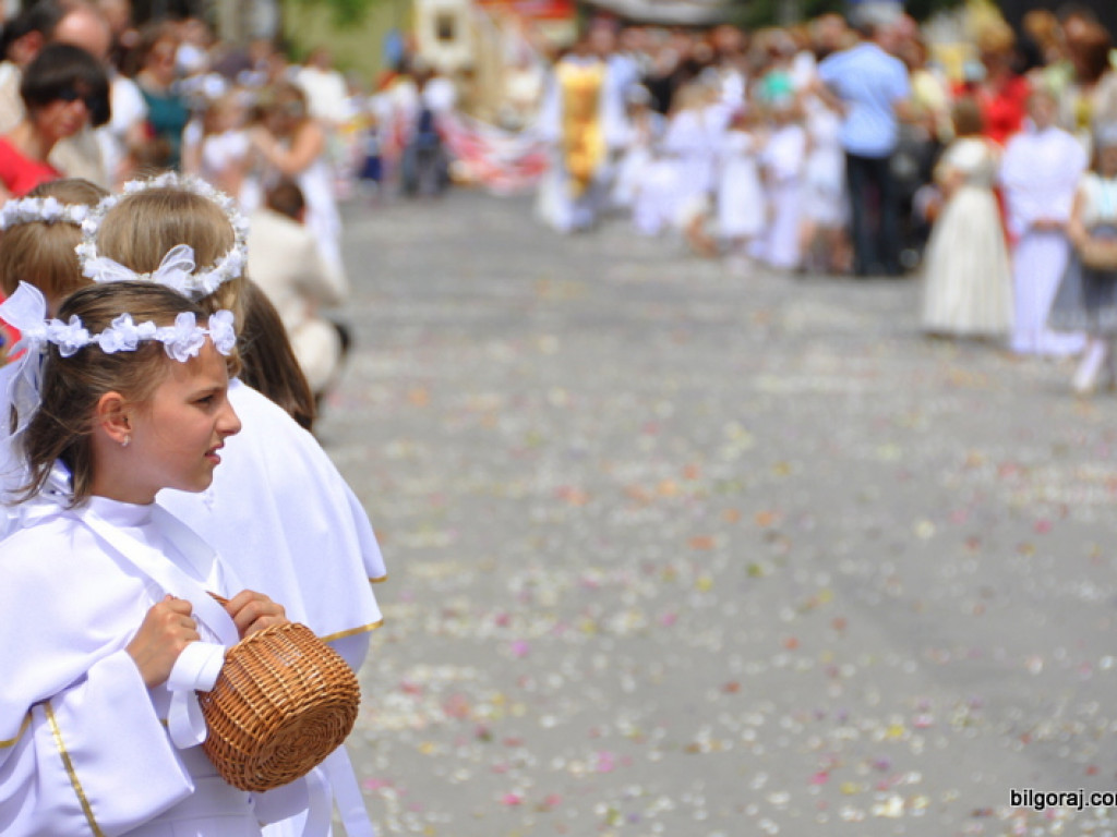 Biłgorajanie manifestują swą wiarę. Tysiące ludzi na procesjach Bożego Ciała (FOTO, VIDEO)