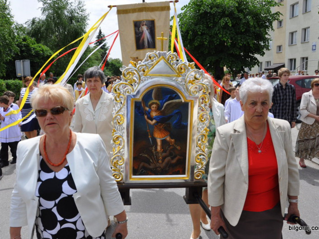 Biłgorajanie manifestują swą wiarę. Tysiące ludzi na procesjach Bożego Ciała (FOTO, VIDEO)
