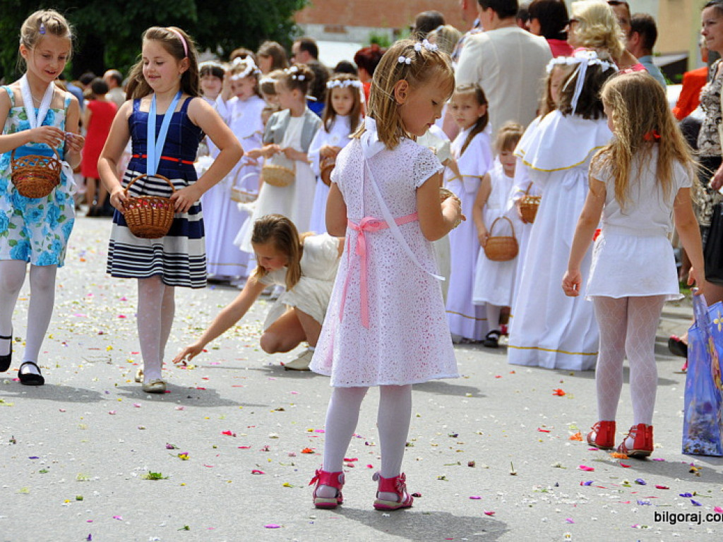 Biłgorajanie manifestują swą wiarę. Tysiące ludzi na procesjach Bożego Ciała (FOTO, VIDEO)