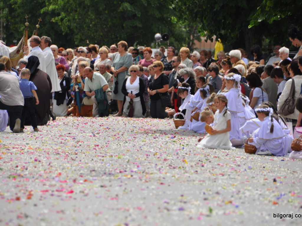 Biłgorajanie manifestują swą wiarę. Tysiące ludzi na procesjach Bożego Ciała (FOTO, VIDEO)