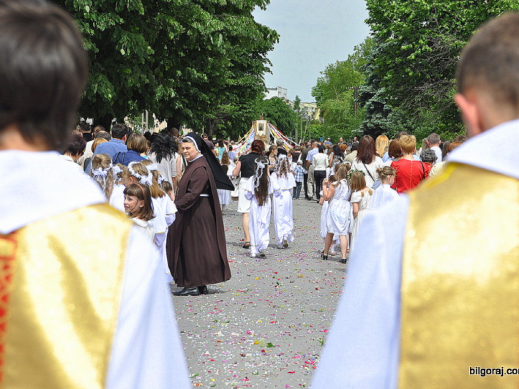 Biłgorajanie manifestują swą wiarę. Tysiące ludzi na procesjach Bożego Ciała (FOTO, VIDEO)