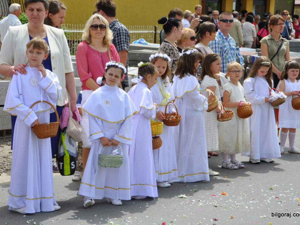 Biłgorajanie manifestują swą wiarę. Tysiące ludzi na procesjach Bożego Ciała (FOTO, VIDEO)