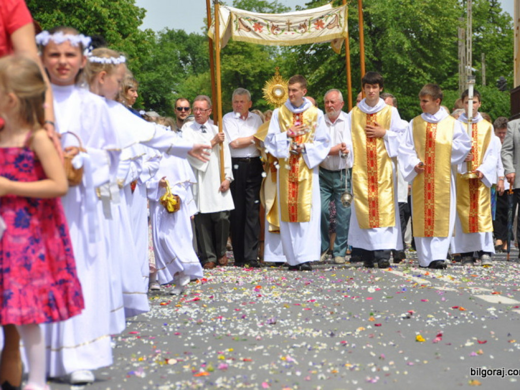 Biłgorajanie manifestują swą wiarę. Tysiące ludzi na procesjach Bożego Ciała (FOTO, VIDEO)