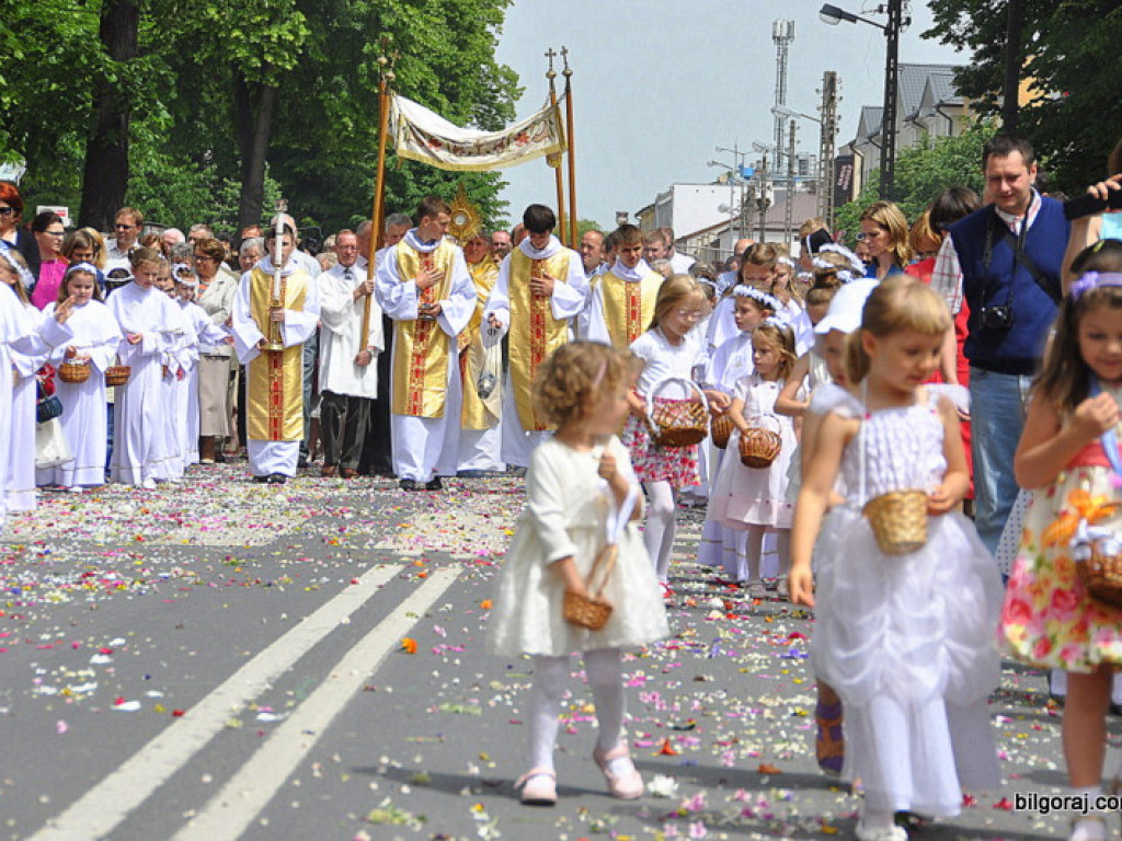 Biłgorajanie manifestują swą wiarę. Tysiące ludzi na procesjach Bożego Ciała (FOTO, VIDEO)