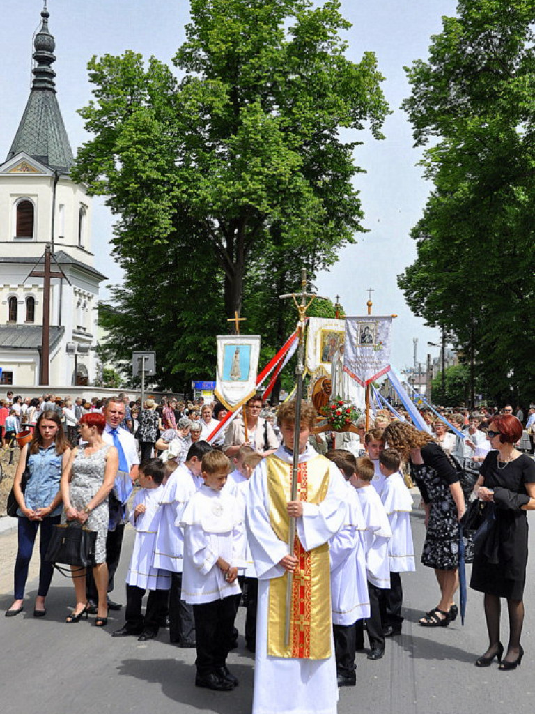 Biłgorajanie manifestują swą wiarę. Tysiące ludzi na procesjach Bożego Ciała (FOTO, VIDEO)