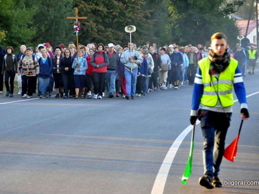 To my dzieci Bożej Matki, idziemy do Niej poprzez łzy...