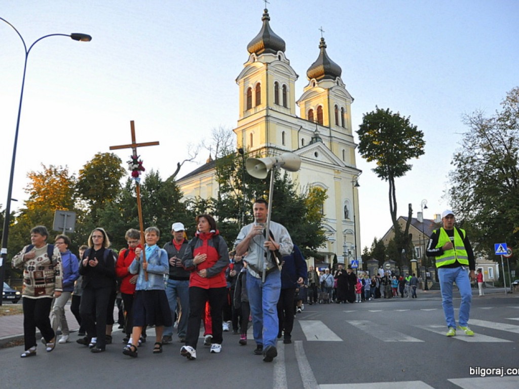 To my dzieci Bożej Matki, idziemy do Niej poprzez łzy...