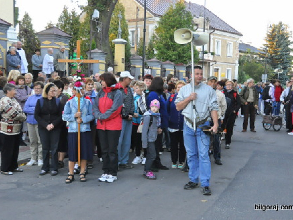 To my dzieci Bożej Matki, idziemy do Niej poprzez łzy...