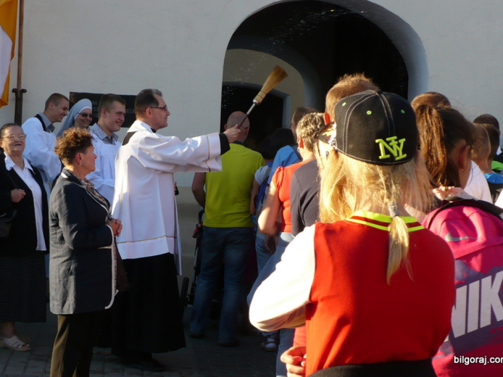 To my dzieci Bożej Matki, idziemy do Niej poprzez łzy...