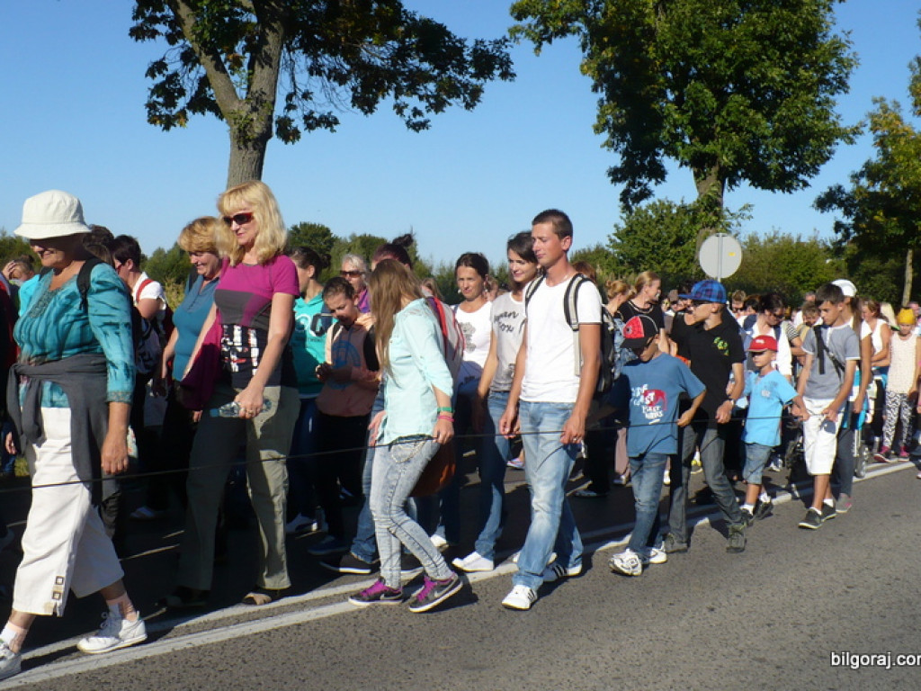 To my dzieci Bożej Matki, idziemy do Niej poprzez łzy...